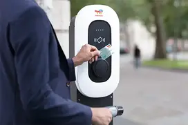 Conducteur se rechargeant avec une carte de mobilité sur une borne TotalEnergies