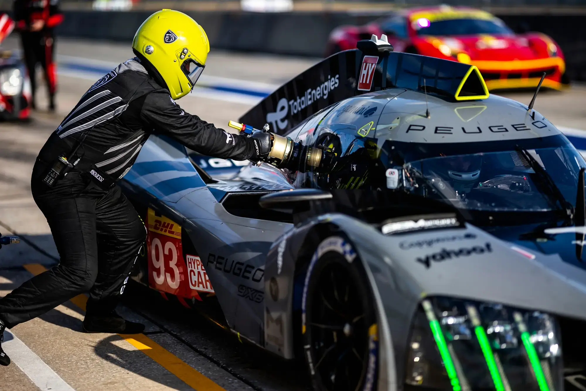 TotalEnergies Peugeot Hypercar 9X8 World Endurance Team Cambio de Aceite de Motor 24h Le Mans Racing Motorsport Pioneering Performance Again