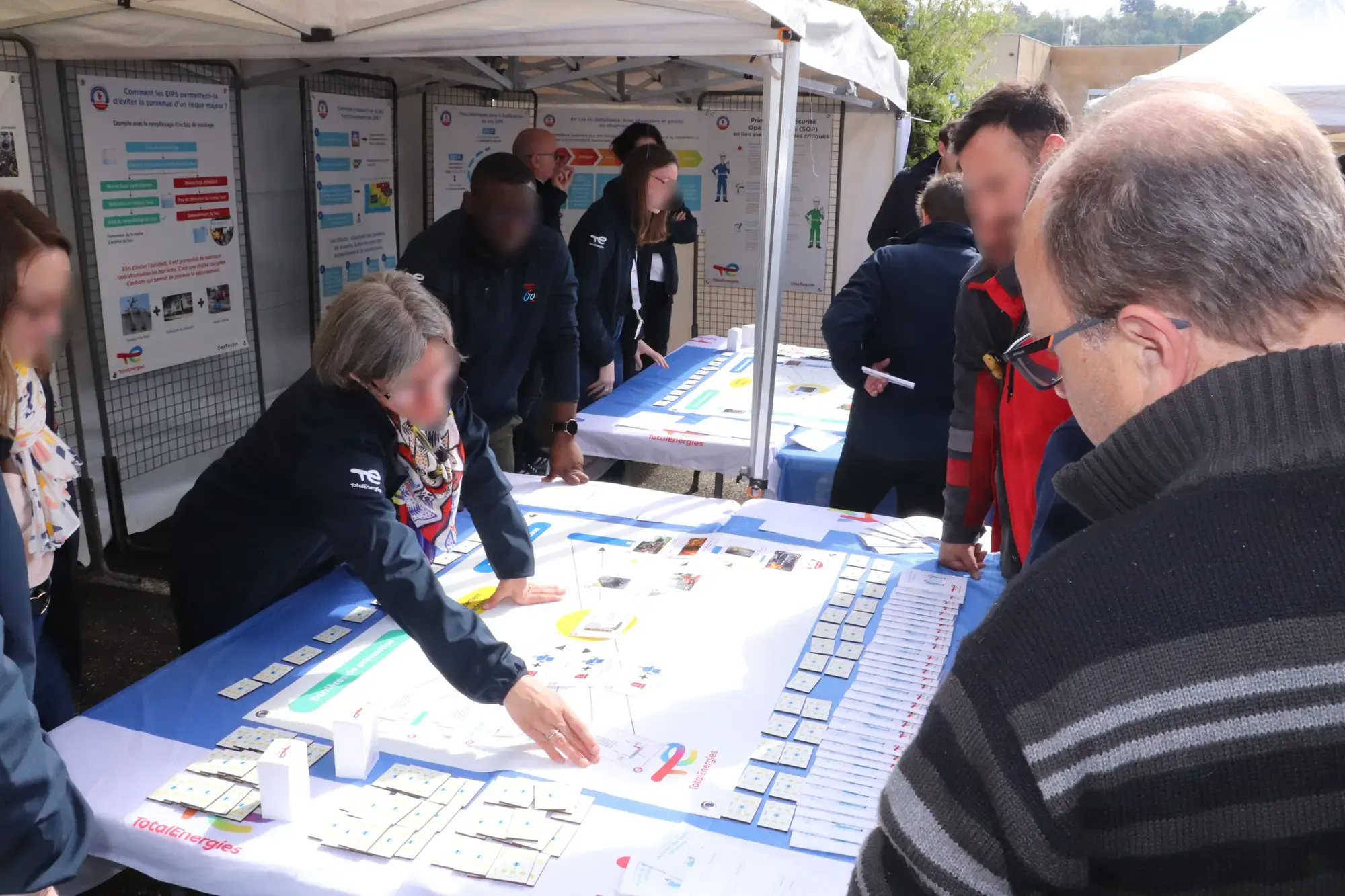 Des personnes animent un jeu interactif traitant de thématiques en lien avec la sécurité 