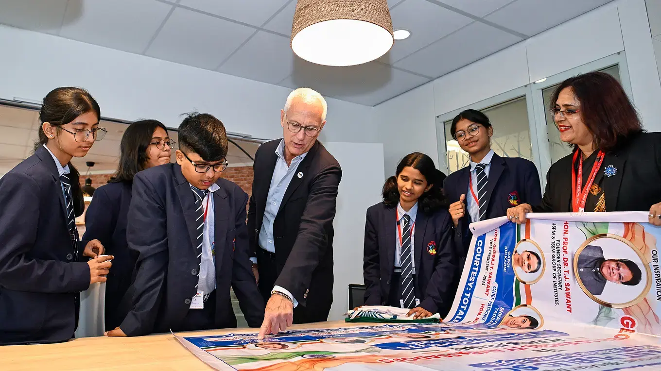 Les ambassadeurs du programme VIA en échange à Paris, retrouvez les 5 élèves de l’école publique Jayawant en images 1/5