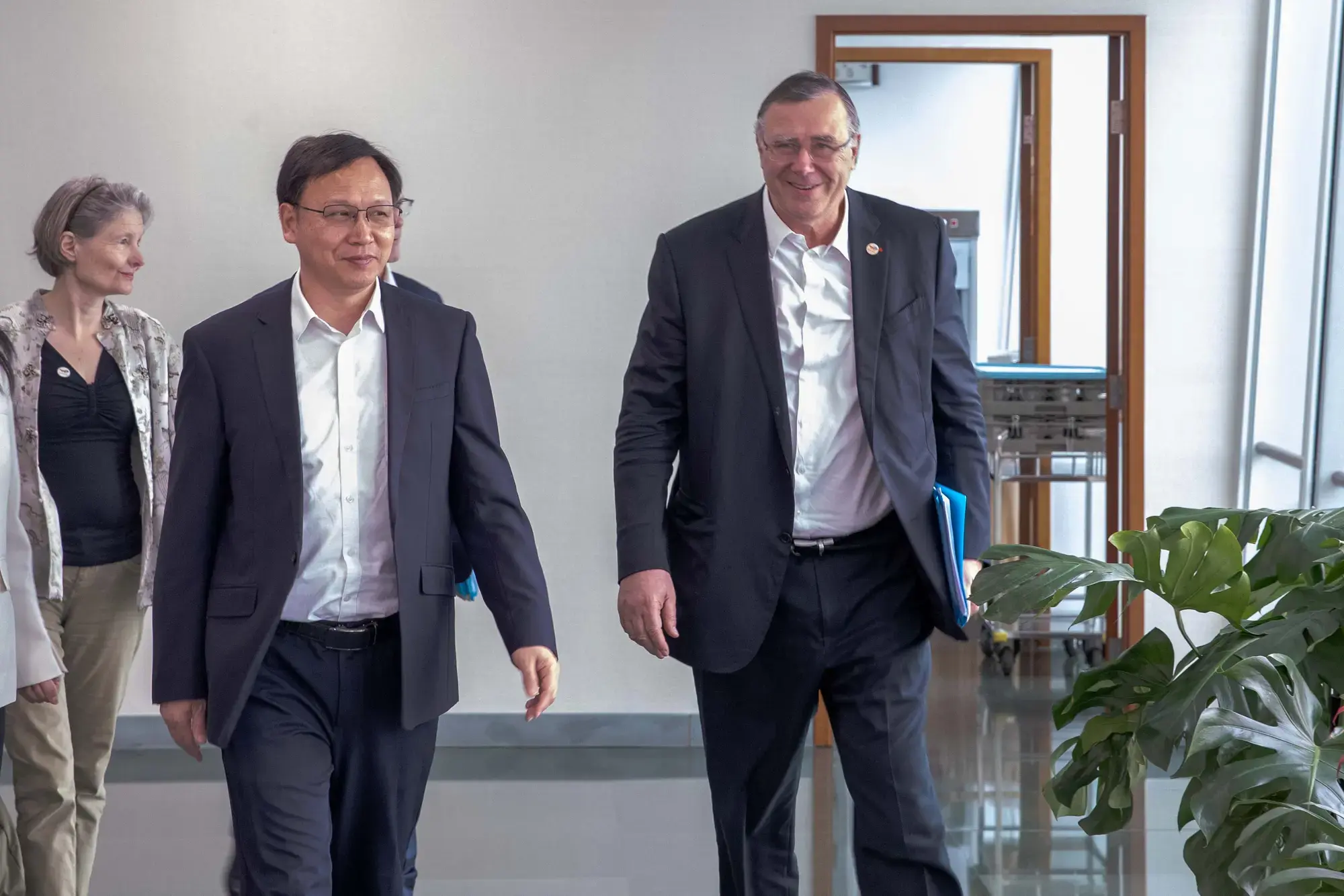 潘彦磊出席中国发展高层论坛并在华开展系列活动