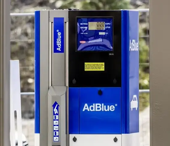 Blaues AdBlue Schild