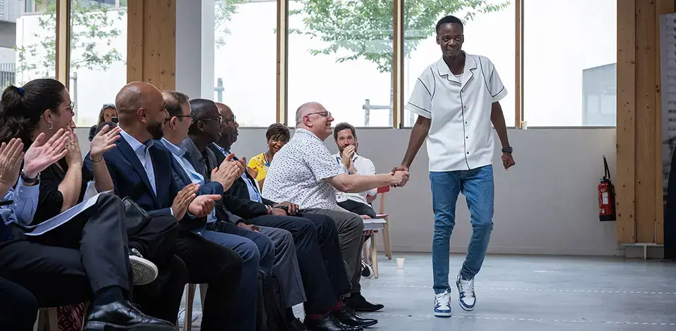 André Dondeyne, Directeur des Formations, et un jeune apprenant certifié.