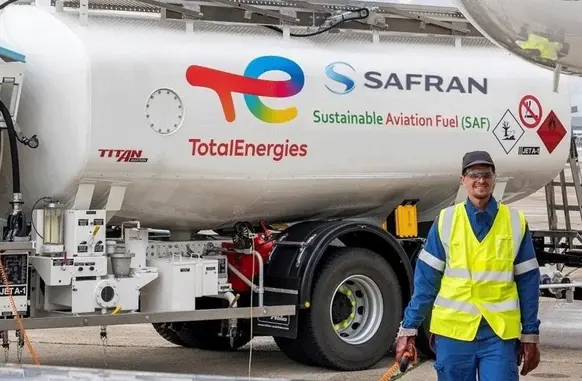 Men in front of safran sustainable fuel