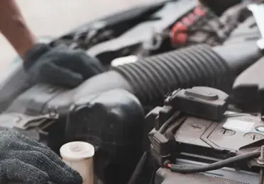Seguro te has percatado de la pérdida de un líquido verde (dependiendo del tipo que uses) que dejan algunos vehículos en el pavimento. Esta anomalía se debe a la pérdida del refrigerante de motor o también conocido popularmente como “coolant”.