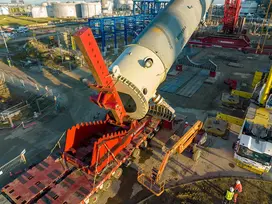 un piédestal mobile assiste la grue pour le levage du réacteur