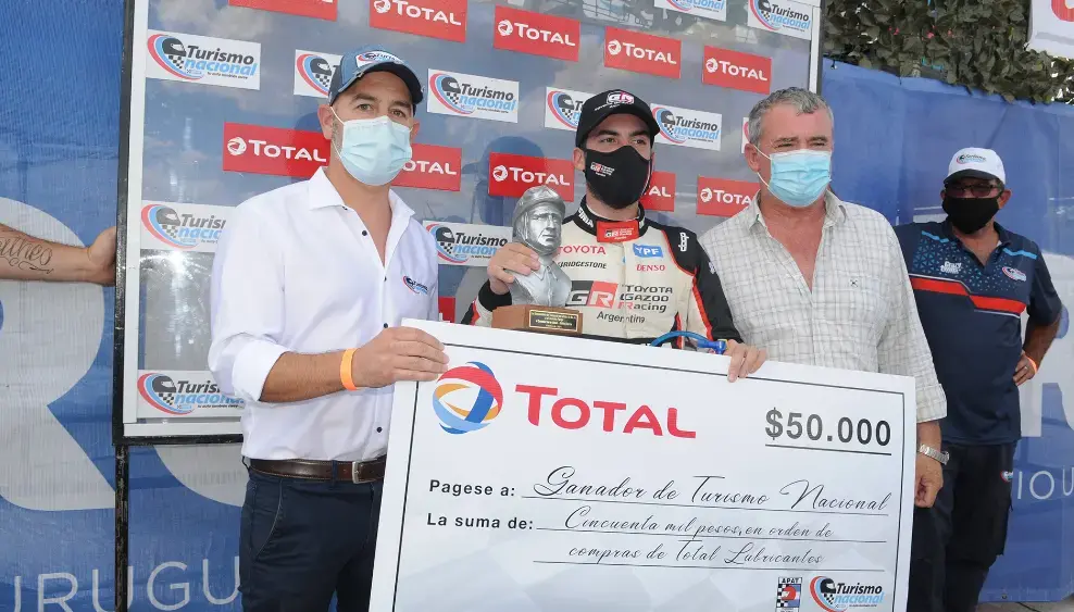 Julián Santero recibió una orden de compras por $50.000 en lubricantes