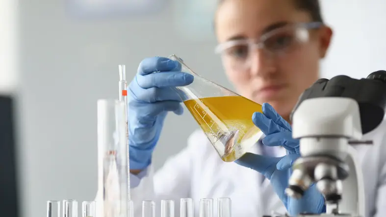 Especialista haciendo análisis de ANAC de TotalEnergies en laboratorio.