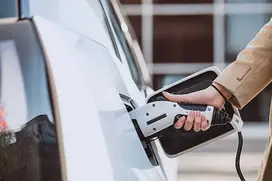 Conductrice qui charge son véhicule