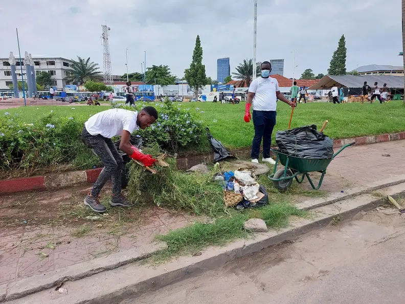 Travaux d'assainissement à la Place des Évolués