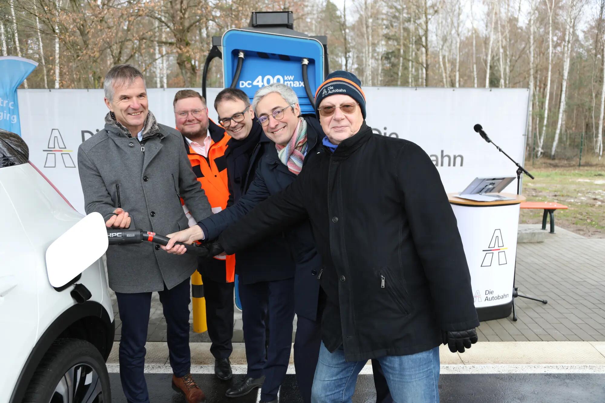 TotalEnergies Eröffnung des Schnelladeparks auf dem Parkplatz Weißer Graben an der A3