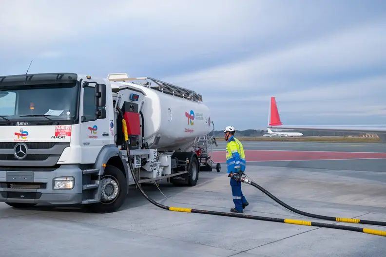 Tankwagen von TotalEnergies am Flughafen von Bordeaux