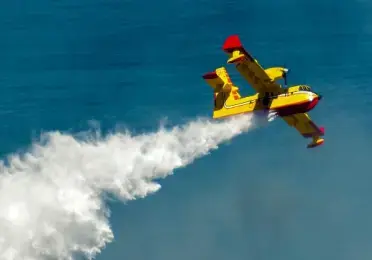 Letící letadlo vypouštěcí kapalinu