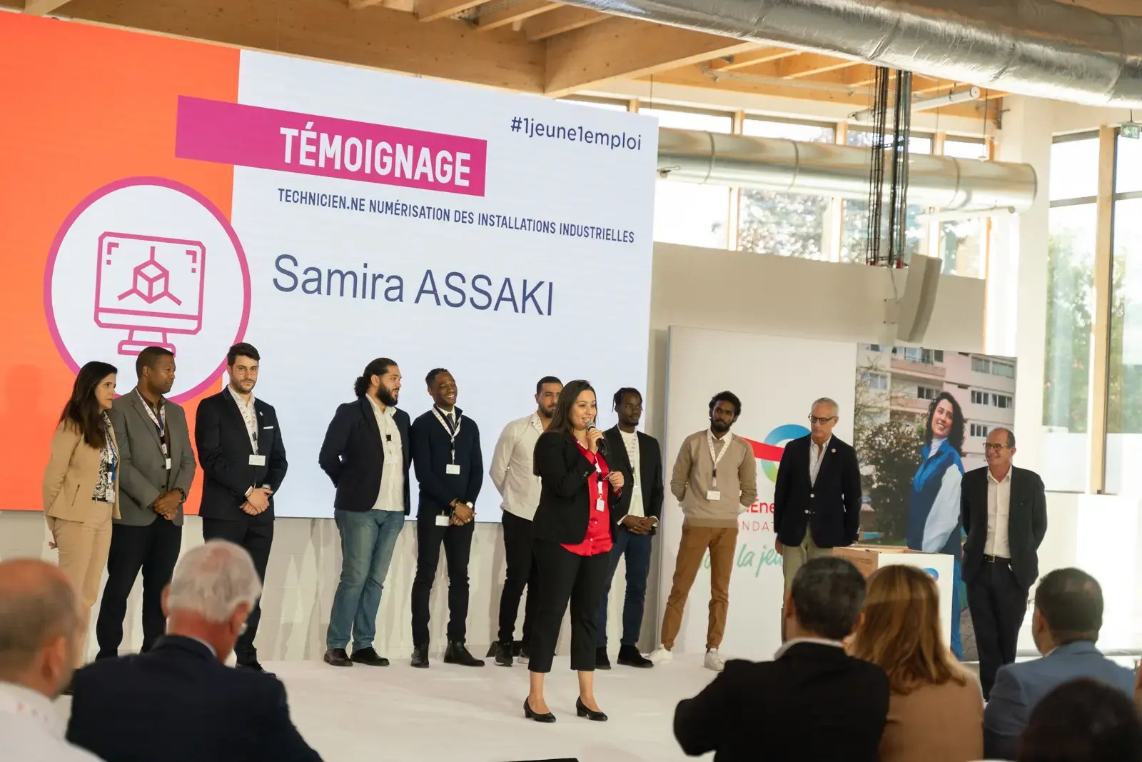 Témoignage de Samira. Les 8 jeunes apprenant(e)s du métier Technicien Numérisation des installations industrielles ont reçu leur certification de Jacques-Emmanuel Saulnier, Délégué Général de la Fondation TotalEnergies.