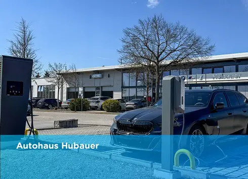 Parkplatz Autohaus Hubauer mit Ladesäule und Auto