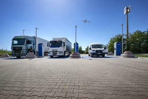 eLKWs beim laden am TotalEnergies BER Ladehub