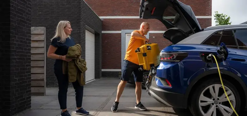 elektrische-auto-op-oprit-inpakken-voor-vakantie