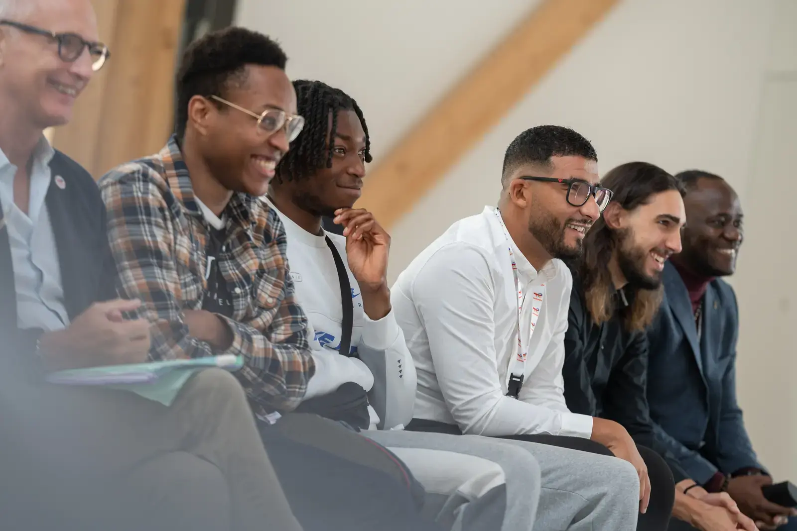 Apprenants nouvellement certifiés de L’Industreet, aux côtés de Jacques-Emmanuel Saulnier, Délégué Général de la Fondation TotalEnergies.