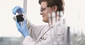 Wissenschaftler bei der Hartbitumen Herstellung