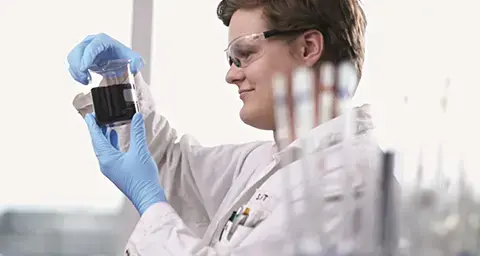 Wissenschaftler bei der Hartbitumen Herstellung