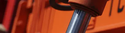 Samtliga av TotalEnergies hydrauloljor till fordon erbjuder en utmärkt prestanda vid stora påfrestningar och inom högteknologiska användningsområden.