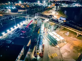 le convoi passe sous le pont interne de la raffinerie