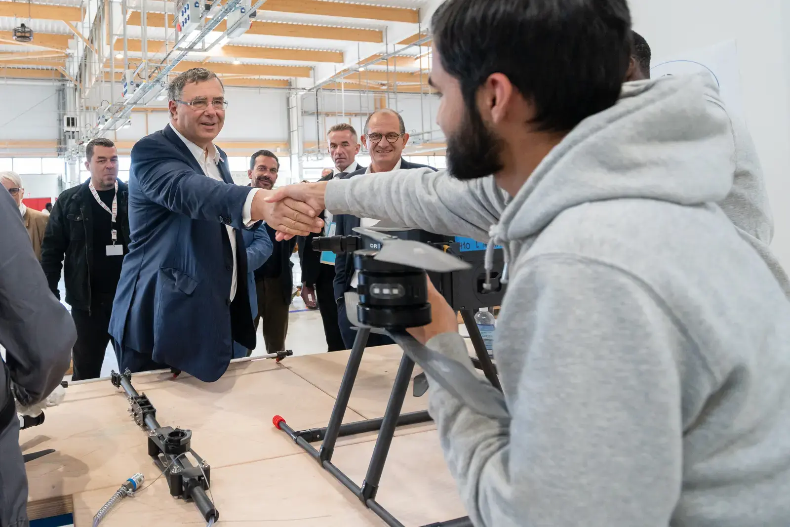 Patrick Pouyanné à L’Industreet, campus de TotalEnergies dédié aux nouveaux métiers de L’Industrie. Visite des ateliers et échanges avec les apprenant(e)s.