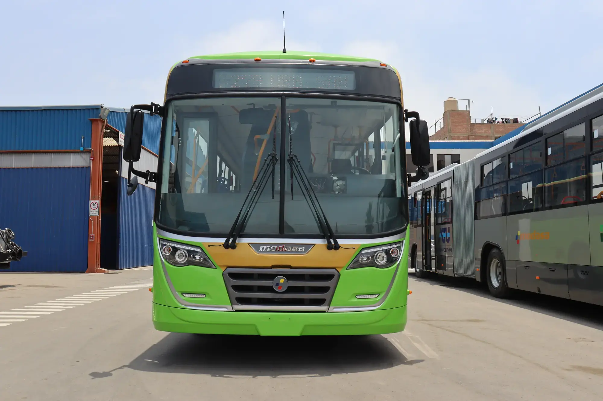 Lubricantes TotalEnergies aplicados en buses y grupos electrógenos de MODASA en Perú, optimizando rendimiento y mantenimiento.