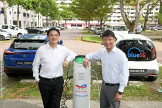 Ting Wee LIANG, President, TotalEnergies Asia Pacific & Middle East – Marketing & Services with Arthur Chua, CEO of Goldbell Group at one of the dual EV charging points for BlueSG and EV passenger cars, located at HDB public carpark.