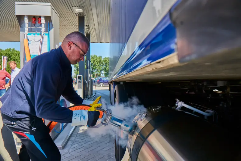 LNG, Anlieferung, Schwerlastverkehr