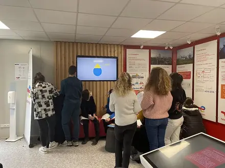 Elèves de 3ème du collège de Donges découvrant la Maison du projet
