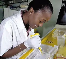 Technicienne de laboratoire du CIRMF
