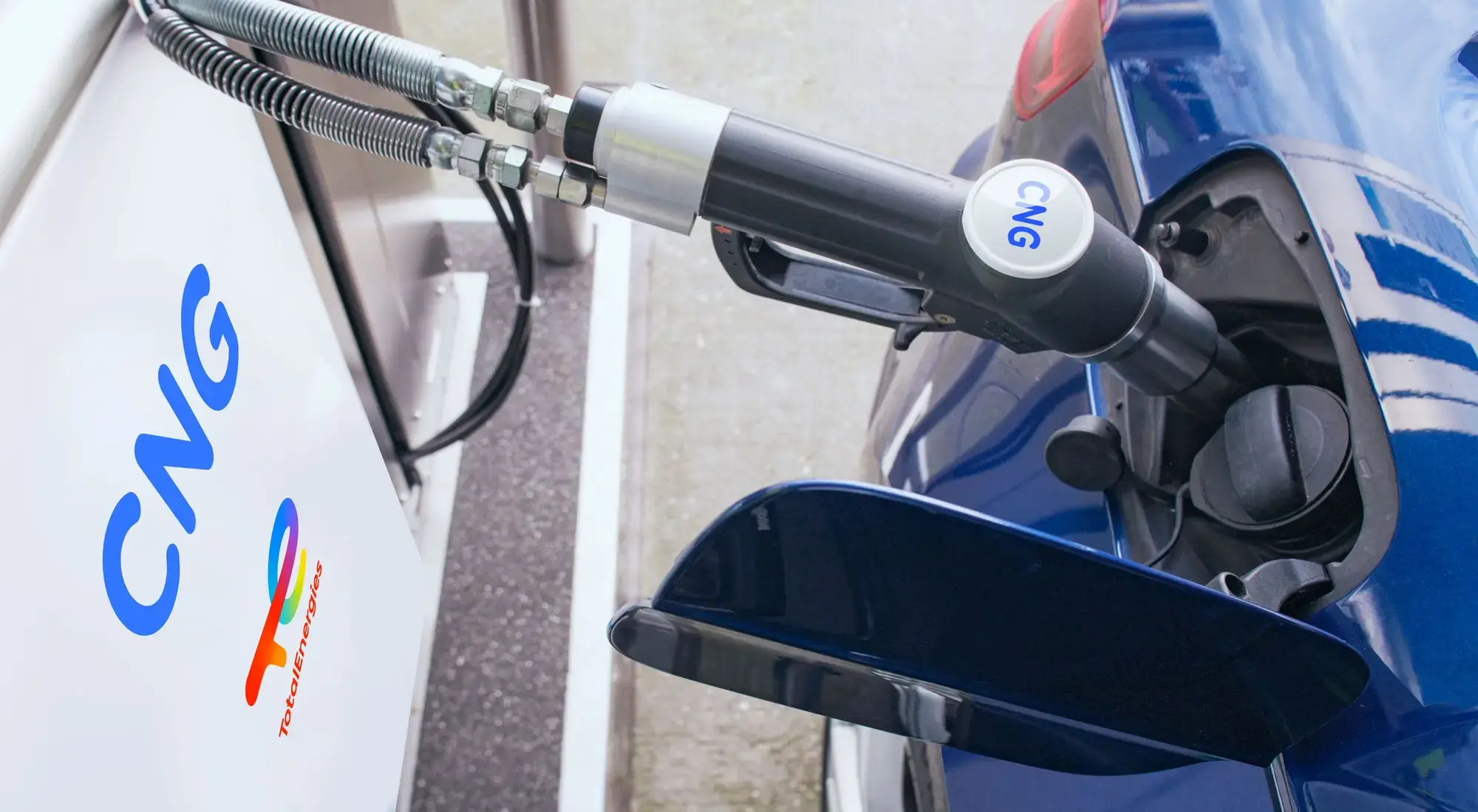 Eine CNG-Kraftstoffpumpe an einer TotalEnergies-Tankstelle
