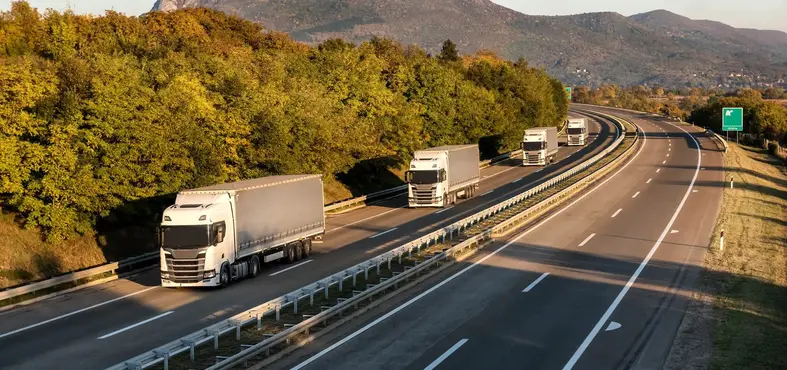 Olie vrachtwagen | Vrachtwagens rijden over de snelweg