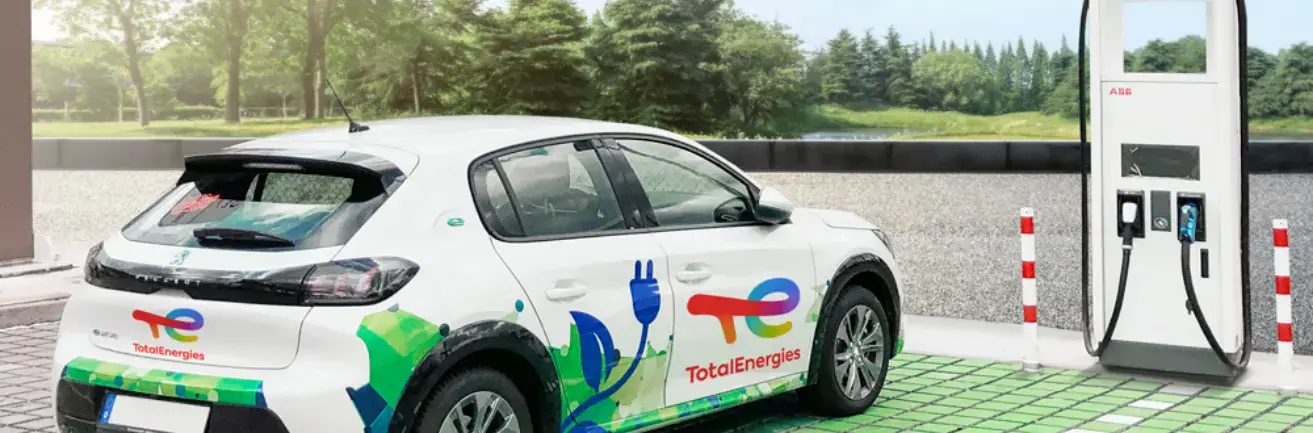 Total Energies E-Auto an Schnellladesäule