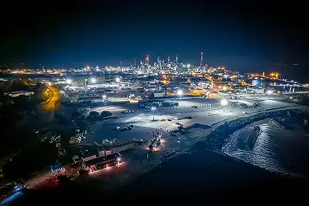 le convoi arrive à la raffinerie