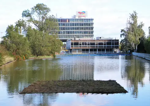 Mise à l’eau de radeaux végétalisés sur la Plateforme de Feyzin