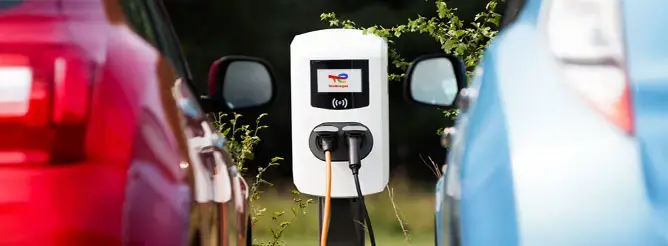 Ladesäule von TotalEnergies mit 2 Autos 