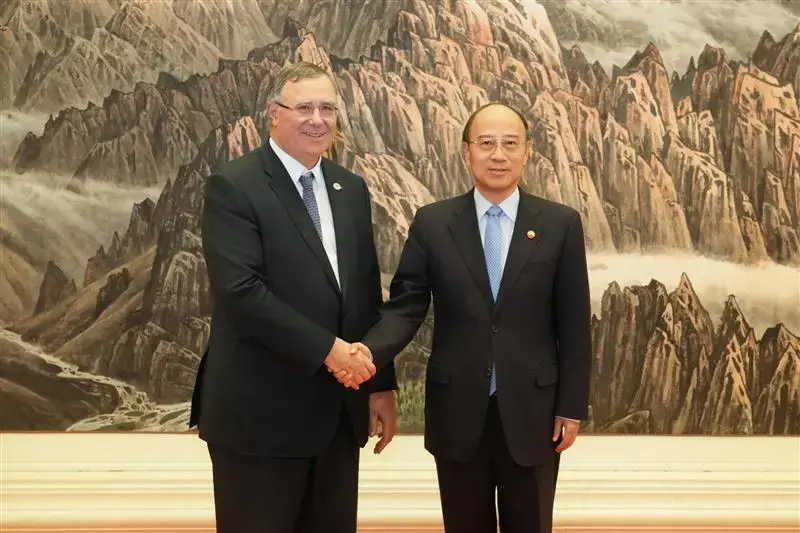 潘彦磊出席中国发展高层论坛并在华开展系列活动