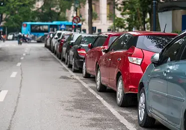 Paralelno parkiranje između automobila