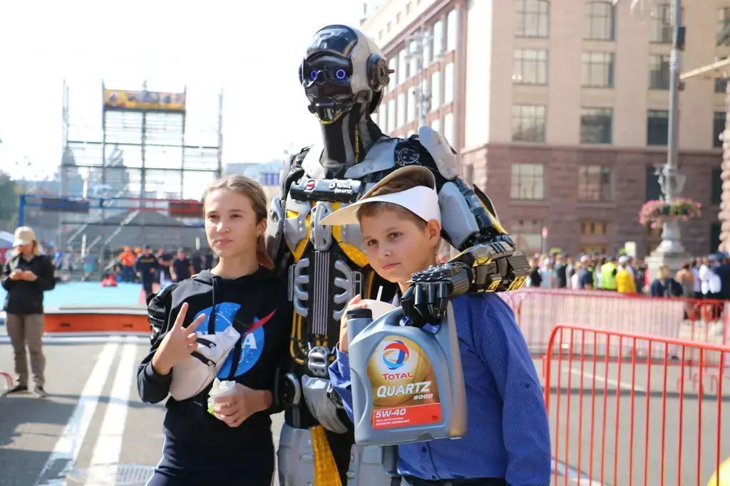 Robot Quartz with kids at the Total Ukraine event