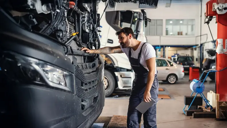 Mecánico de transporte pesado sobre chasis de camión.