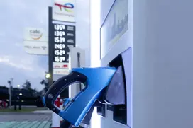 Elektroladesäule auf der TotalEnergies Tankstelle in Ferch