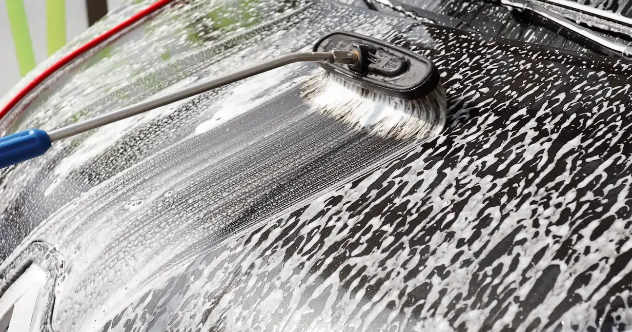 photo d'une brosse qui lave un parebrise