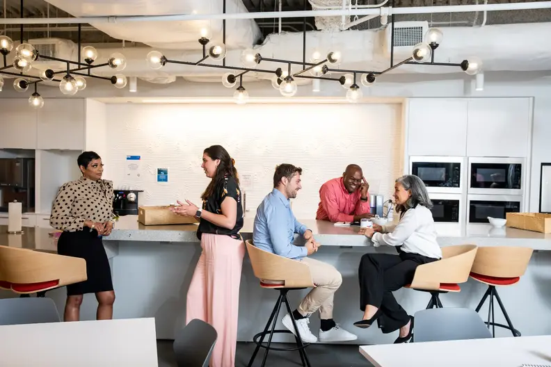 Employés travaillant dans les bureaux