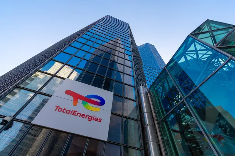 exterior_view_of_the_tower_housing_the_headquarters_of_the_oil_company_totalenergies_courbevoie_france.png