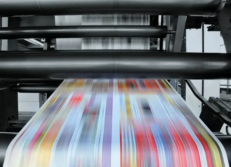 Druckmaschine mit durchlaufenden bedruckten Papier