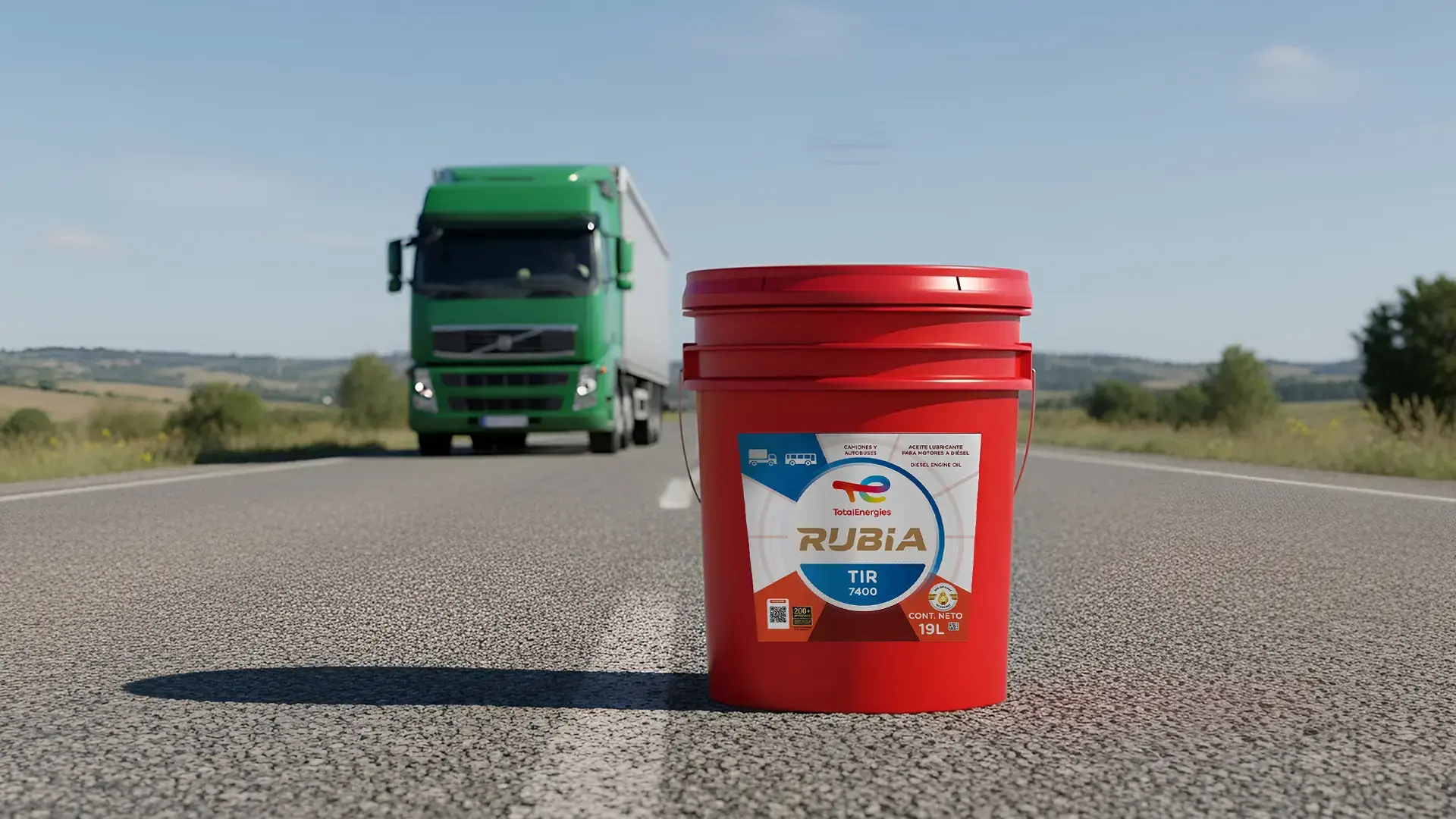 Aceite Rubia TIR de TotalEnergies sobre carretera con camión al fondo.