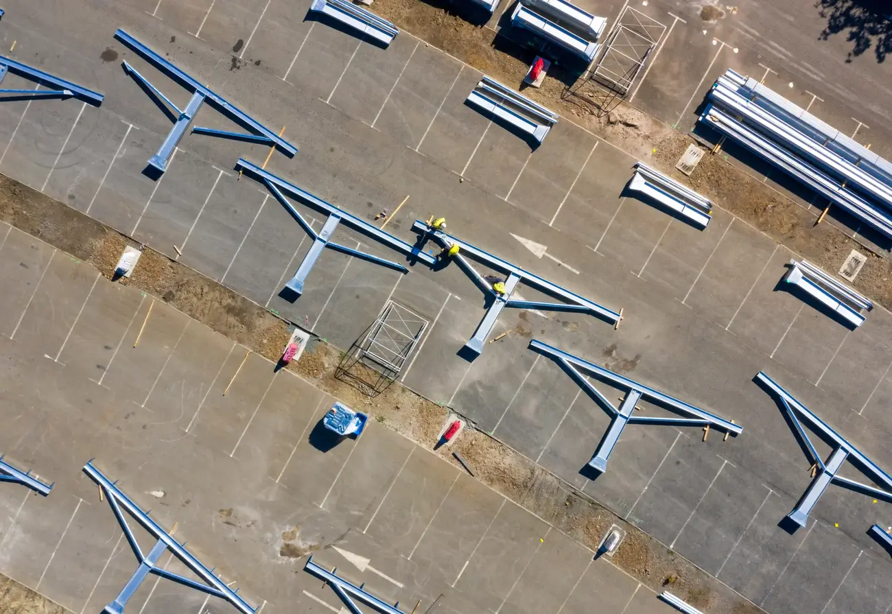 photo de la pose de structures des ombrières du marché de gros, en vue drone