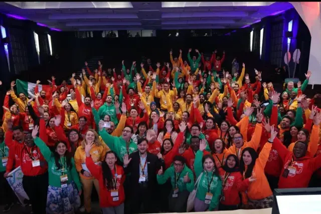 Festivités dans le public lors de la cérémonie « 1Casque, 1Vie » du 17 février